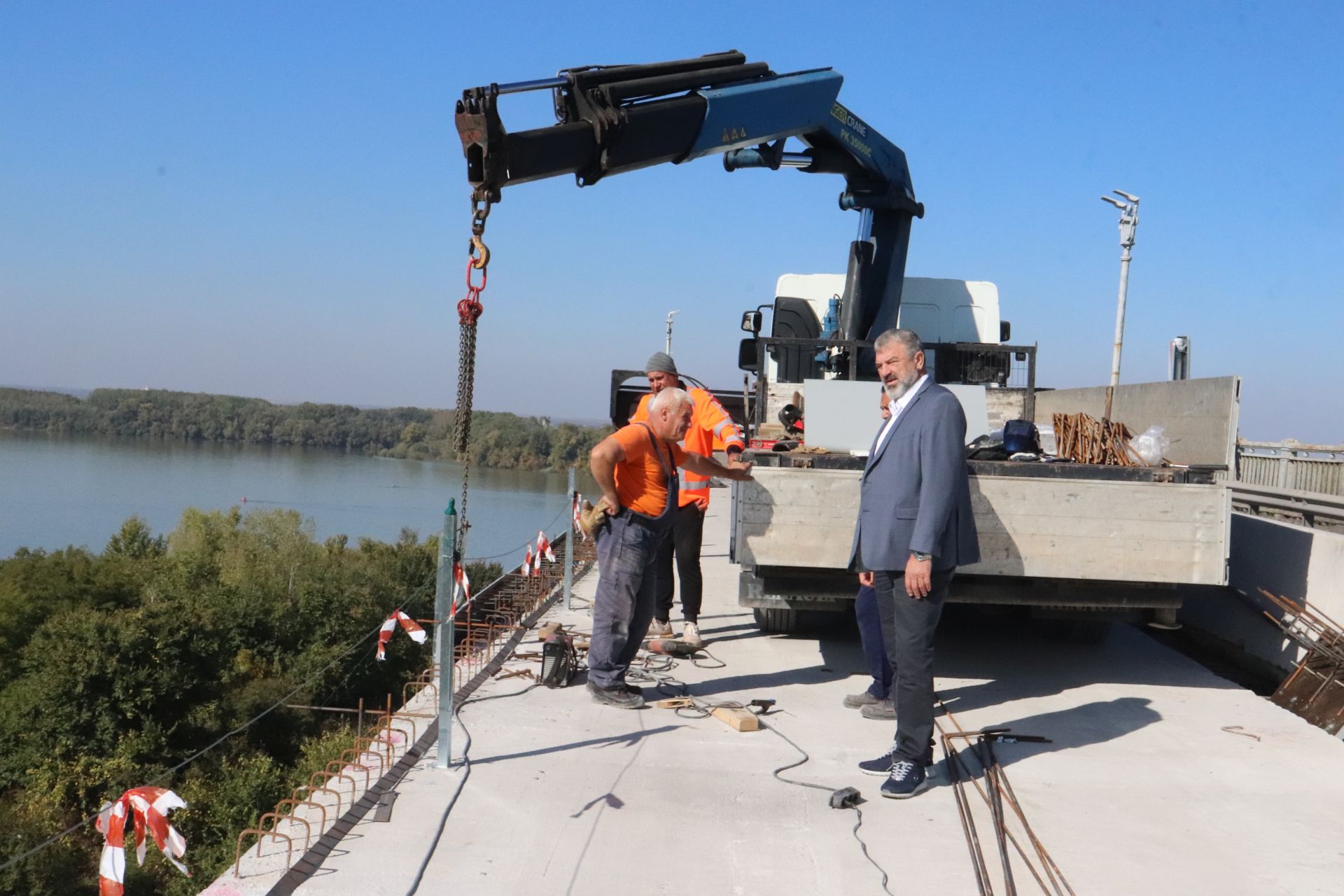 Подменени са стоманобетонните панели в дясната лента на целия естакаден участък на Дунав мост при Русе